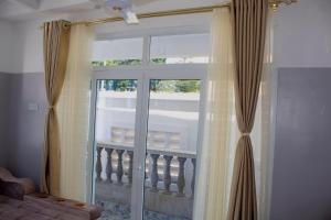 Canna Lily 5 min walk from bofa road, baobab resort