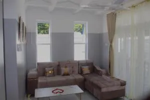 Canna Lily 5 min walk from bofa road, baobab resort - 基利菲