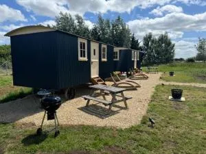 ShepherdsHut-Cotswolds-PetFriendly-WoodBurner - Hinton in the Hedges