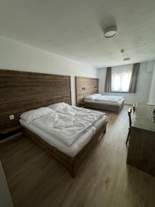 Tri kopy*** - penzión, reštaurácia a pizza