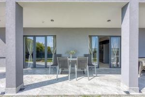 Holiday House Rhapsody 