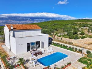 Villa Joanna - hidden oasis with pool, gym & garrage