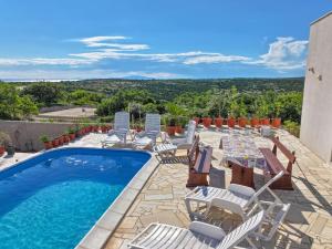 Villa Joanna - hidden oasis with pool, gym & garrage 