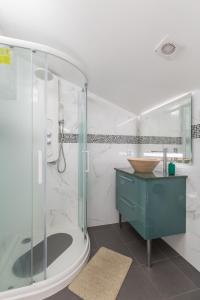 Crestuma Bright Apartment, by Hopstays