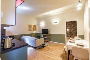 Sunny luxurious two bedroom home at Jewish district