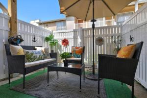 Stay Awhile Condo Minutes to Beach with Pool