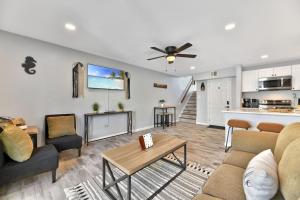 Stay Awhile Condo Minutes to Beach with Pool