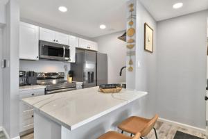 Stay Awhile Condo Minutes to Beach with Pool