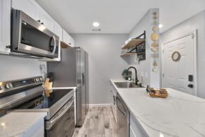 Stay Awhile Condo Minutes to Beach with Pool