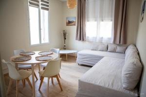 Appartements Confortables - Gare a 5 min pied - 20min de la plage - Terrasse : photos des chambres
