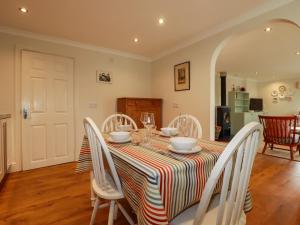 6 Trelawney Court