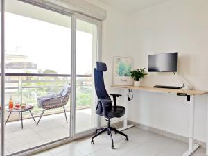 Bright & calm sea-view apartment