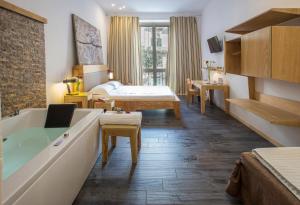 Deluxe Double Room with Bath room in Aquarooms