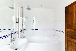 Hotels Logis Hotel Etchemaite : photos des chambres