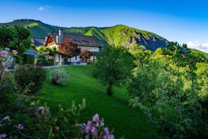 Hotels Logis Hotel Etchemaite : photos des chambres