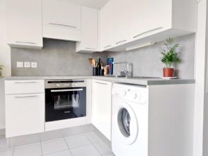 Bright & calm sea-view apartment