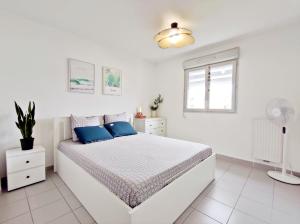 Bright & calm sea-view apartment