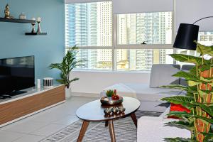 Spacious Bright Marina View Apartment