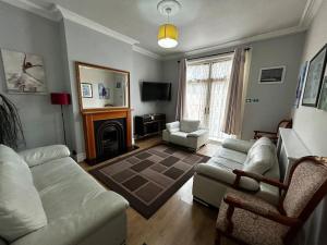 Amazing 6 bedroom house with free parking on site.