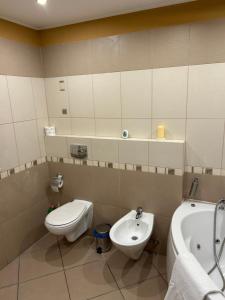 Pokój z łazienka i balkonem