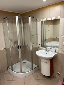 Pokój z łazienka i balkonem