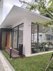 Chic n Spacey 3BR apartment at the Rosebay