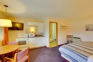 Quaint Lake City Studio Walk to Engelwood Beach! - Lake City