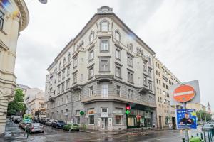 Unique Home at Chain Bridge with Danube view