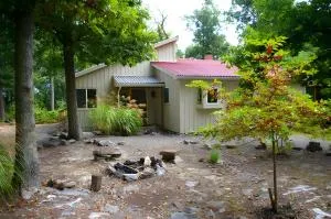 Above Sleepy Hollow - Rooftop Deck, Amazing Views, Hot Tub, Pet Friendly, Screen Porch, Wifi, EV Station, Games, Trails, Wood Stove, Charcoal Grill, Lake Access, King Bed - Clear Spring