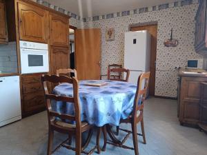 LOustal 3 chambres avec grand jardin parking gratuit