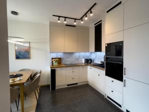 URBAN APARTMENTS GLOBAL PREMIUM, 5th Floor No 03, Free Garage, Self Check-in, No Deposit