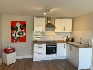 1-Bed - Sleeps 2 - Pet Friendly w Parking