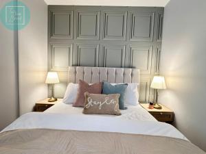 Chic 2BR Swinton Gem for Families & Couples Trafford Centre Nearby