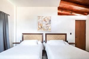 Welcome to Paradise - Luxurious 2 Bedroom Oasis with Pool and Lush Tropical Garden