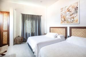 Welcome to Paradise - Luxurious 2 Bedroom Oasis with Pool and Lush Tropical Garden