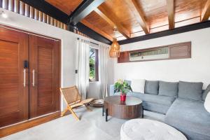 Welcome to Paradise - Luxurious 2 Bedroom Oasis with Pool and Lush Tropical Garden