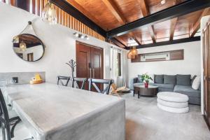 Welcome to Paradise - Luxurious 2 Bedroom Oasis with Pool and Lush Tropical Garden