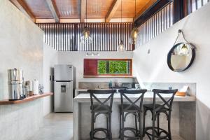 Welcome to Paradise - Luxurious 2 Bedroom Oasis with Pool and Lush Tropical Garden