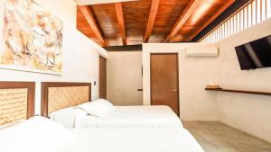 Welcome to Paradise - Luxurious 2 Bedroom Oasis with Pool and Lush Tropical Garden