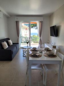 Grand T2 vue mer dans résidence de standing, parking, pointe croisette