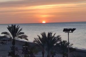 Apartamento tres habitaciones primera línea de playa