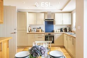 3 Bedroom Modern Townhouse with Garage Parking