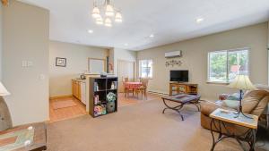 Starshine Condo - 2 Minute Walk to the Beach!