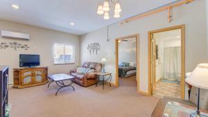 Starshine Condo - 2 Minute Walk to the Beach!