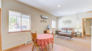 Starshine Condo - 2 Minute Walk to the Beach!