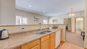 Starshine Condo - 2 Minute Walk to the Beach!