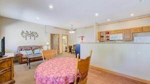 Starshine Condo - 2 Minute Walk to the Beach!