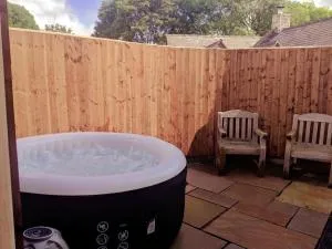 Dawel Lodge with Hot Tub and Logfire - Tryddyn