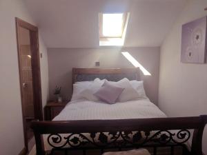 Dawel Lodge with Hot Tub and Logfire