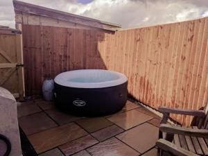 Dawel Lodge with Hot Tub and Logfire